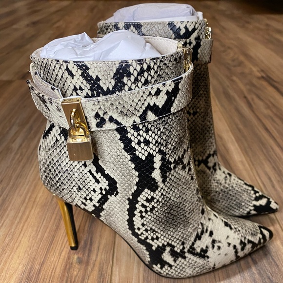 🚫Sold🚫 Snake Skin Print Booties - Picture 4 of 5